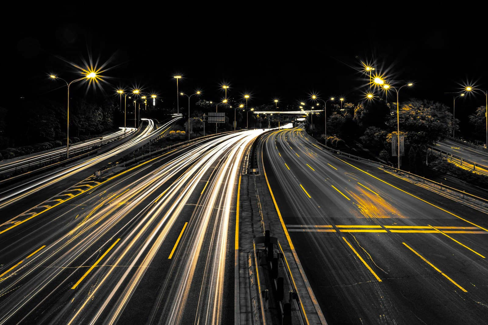 Un’autostrada di notte