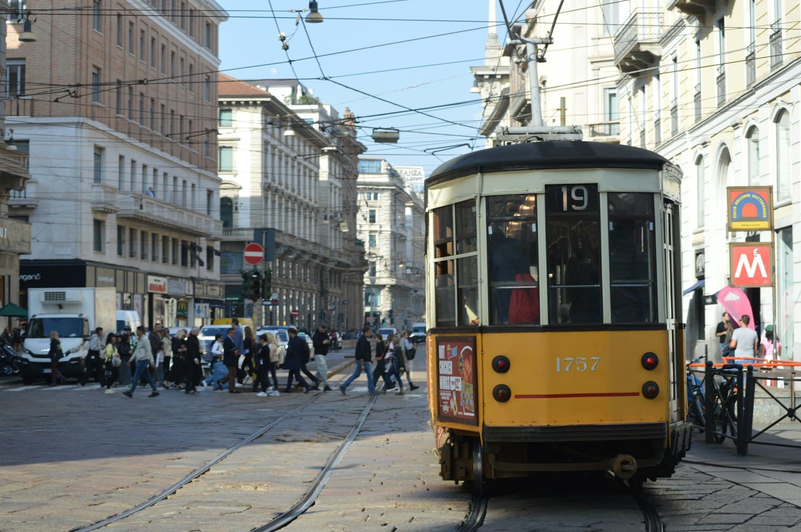 Un tram in una via di Milano